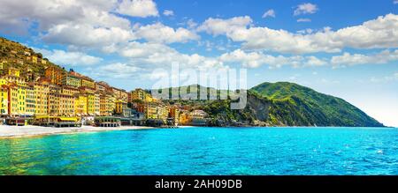 Spiaggia di Camogli e tipiche case colorate. Destinazione di viaggio Liguria, Italia, Europa. Foto Stock