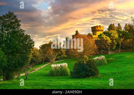 Toscana, Volterra città sud skyline, parco e medievale fortezza medicea. L'Italia, Europa Foto Stock