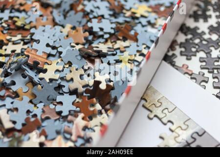 Miscelati puzzle pezzi sfondo, macro close up Foto Stock