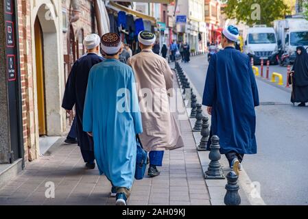 Gli uomini con abiti tradizionali camminando sulla strada di Istanbul, Turchia Foto Stock