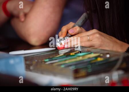 La formazione di un dentista su una ganascia colata utilizzando un trapano e un set di strumenti professionali. Foto Stock