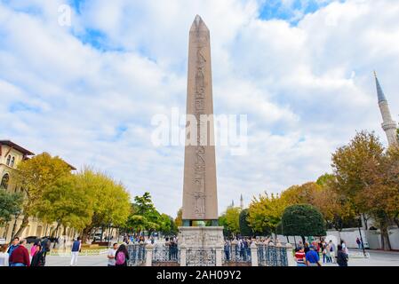 Obelisco di Teodosio, antico obelisco egiziano a Piazza Sultanahmet ad Istanbul in Turchia Foto Stock