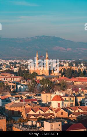 Antenna di bellissima vista sulla città vecchia di Nicosia, Cipro del Nord e Selimiye moschea a Cipro Foto Stock