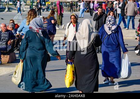 Donne con abiti tradizionali a piedi sulla strada a Istanbul, Turchia Foto Stock