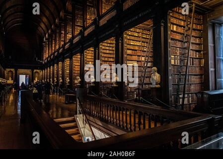 Dublino, Irlanda, dicembre 21, 2018: la sala lunga nella biblioteca del Trinity College, la casa del Libro di Kells. Vista prospettica del luogo, con grandi Foto Stock