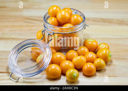 Cape Gooseberry in coppa di vetro sulla tavola di legno Foto Stock