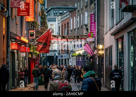 Dublino, Irlanda, dicembre 24, 2018: la gente camminare in Temple Bar nel tempo di Natale. Distretto storico, un quartiere culturale con la vivace vita notturna. Foto Stock