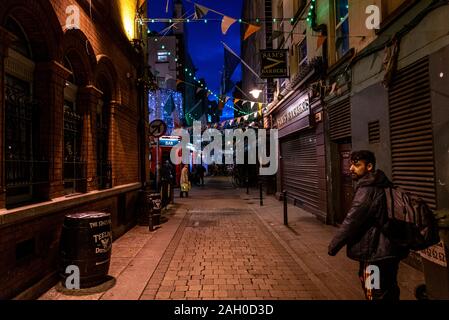 Dublino, Irlanda, dicembre 24, 2018: la gente a piedi attraverso i vicoli di Temple Bar nel tempo di Natale. Distretto storico, un quartiere culturale con Foto Stock