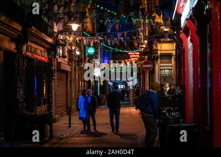 Dublino, Irlanda, dicembre 24, 2018: la gente a piedi attraverso i vicoli di Temple Bar nel tempo di Natale. Distretto storico, un quartiere culturale con Foto Stock