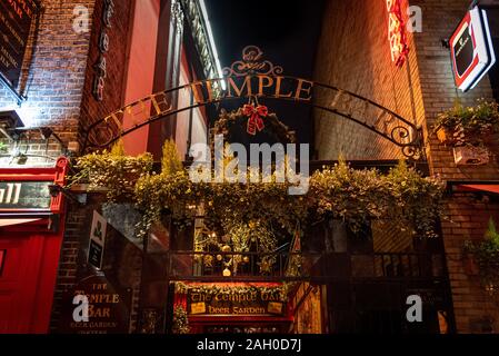 Dublino, Irlanda, dicembre 24, 2018: Temple Bar storico distretto, noto come quartiere culturale con la vivace vita notturna. Notturni del bar, pieno di neon Foto Stock