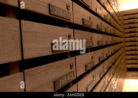 Primo piano della caselle numerate e armadietti in materie in condominio. Foto Stock