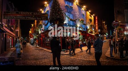 Dublino, Irlanda, dicembre 24, 2018: vista panoramica delle persone che camminano in Temple Bar storico distretto, un quartiere culturale con la vivace vita notturna. Foto Stock