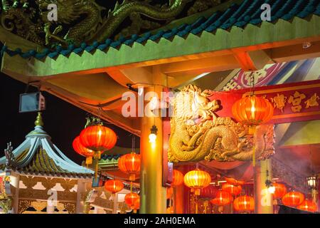 Chiang Mai, Thailandia - Ottobre 28, 2017: il tradizionale cinese tempio, all'interno di un sacco di luci rosse Foto Stock