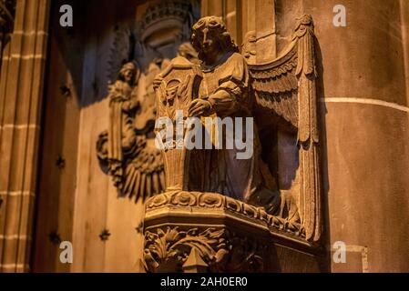 Piccola scultura di un angelo azienda uno scudo con un pegasus su di esso dall'interno della chiesa di Inghilterra cattedrale anglicana della diocesi di Foto Stock