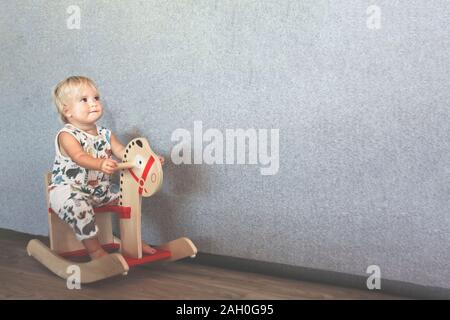 Bambino sul cavallo giocattolo Foto Stock