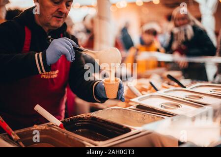 Tübingen, Germania - 6 Dicembre 2019: mercato del cioccolato chocolART con natale stand e bancarelle con molte persone in piedi in folla mulled potabile Foto Stock