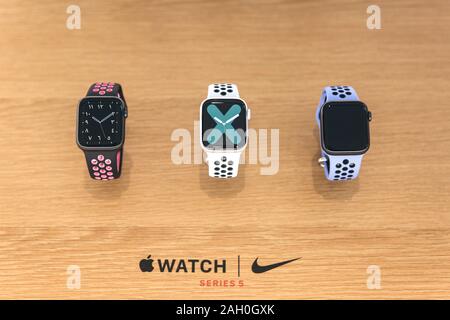 Turchia, Istanbul, 20 dicembre 2019 moderno ed elegante orologio Apple 5 Serie Nike Edition Foto Stock