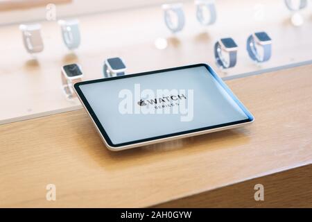 Turchia, Istanbul, Dicembre 20, 2019: Apple guarda serie 5 iscrizione sul tablet e in background Apple guarda nell'Official Store. Foto Stock