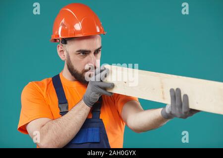 Studio orizzontale di medie ritratto di lavoratore manuale che indossano uniformi di controllo qualità del tavolato in legno Foto Stock