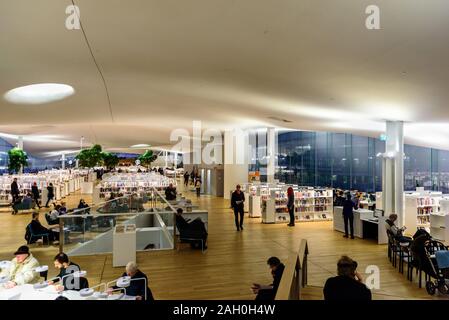 Finlandia, Helsinki - Dicembre 10, 2019: Helsinki Biblioteca Centrale Oodi - biblioteca moderna. Interno, di lettura e di lavoro persone Foto Stock