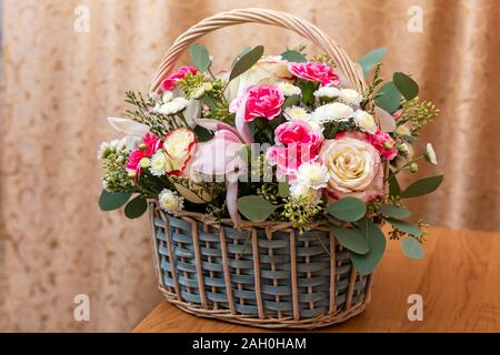 Bel bouquet di bright mescolare fiori sulla tavola con sfocatura dello sfondo. Foto Stock