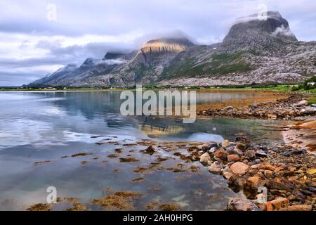 Sette sorelle, Norvegia. La gamma della montagna in Sandnessjoen sull isola di Alsten. La luce del tramonto. Foto Stock