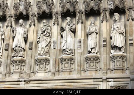 London, Regno Unito - Abbazia di Westminster facciata dettaglio. I martiri moderni insieme di sculture raffiguranti Martin Luther King Jr, St Oscar Romero, Dietrich Bonhoeffer, Foto Stock