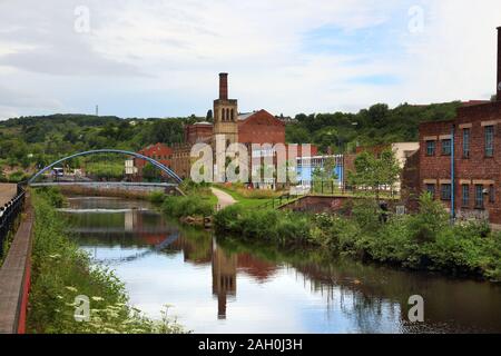 Sheffield - città nel South Yorkshire, Regno Unito. Fiume Don passerella. Foto Stock