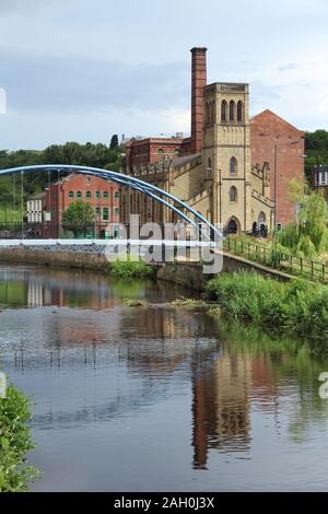 Sheffield - città nel South Yorkshire, Regno Unito. Fiume Don passerella. Foto Stock