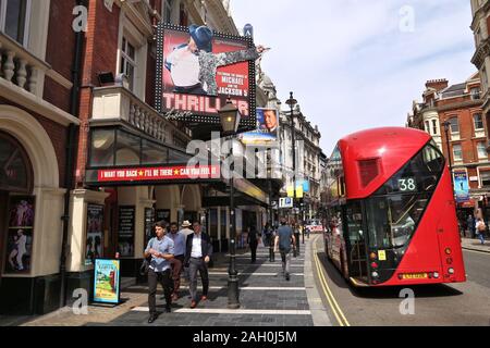 LONDON, Regno Unito - 7 Luglio 2016: la gente a piedi dal Teatro Lirico e Apollo Theatre nel West End di Londra, Regno Unito. I teatri del West End vendute 14,4 milioni di biglietti in 201 Foto Stock