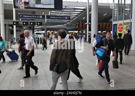 LONDON, Regno Unito - 8 Luglio 2016: passeggeri frettolosi a London Bridge stazione ferroviaria. Con 47 milioni di passeggeri l'anno, è il quarto più trafficata Stazione in Londo Foto Stock