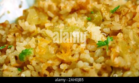 Riso fritto, cucina del Ghana, Tradizionale assortimento di piatti africani, vista dall'alto. Foto Stock