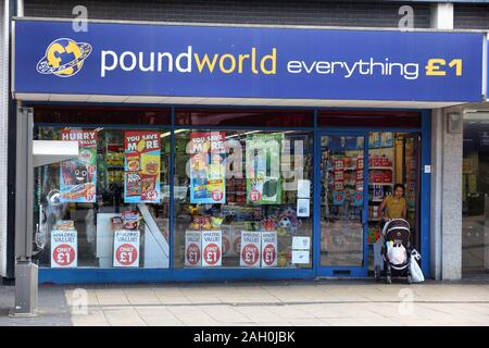 ROTHERHAM, Regno Unito - 10 luglio 2016: sconto Poundworld store a Rotherham, Regno Unito. Poundworld dispone di oltre 350 punti vendita nel Regno Unito. Foto Stock