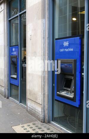 LONDON, Regno Unito - 23 Aprile 2016: Halifax filiale di banca a Londra, Regno Unito. Halifax è parte di Lloyds Banking Group, una delle più grandi società bancarie in Europa Foto Stock