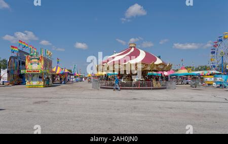 Le varie giostre e bancarelle a Fort Bend County Fair di Stato a Katy nello Stato del Texas. Foto Stock