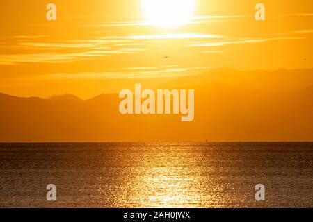 Tramonto sul mare di Genova Italia dalla spiaggia Foto Stock