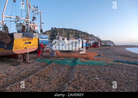 Hastings, East Sussex, Regno Unito. Il 23 dicembre 2019. Hastings fisherman ordina le sue reti di sunrise su un soleggiato e mite giorno di dicembre. Carolyn Clarke/Alamy Live News Foto Stock