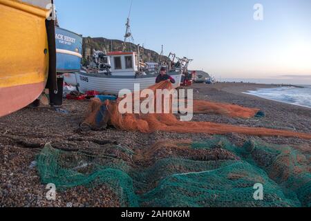 Hastings, East Sussex, Regno Unito. Il 23 dicembre 2019. Hastings fisherman ordina le sue reti di sunrise su un soleggiato e mite giorno di dicembre. Carolyn Clarke/Alamy Live News Foto Stock