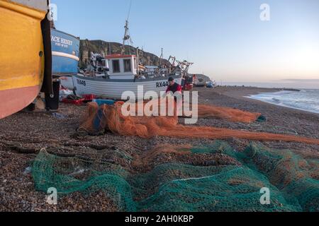 Hastings, East Sussex, Regno Unito. Il 23 dicembre 2019. Hastings fisherman ordina le sue reti di sunrise su un soleggiato e mite giorno di dicembre. Carolyn Clarke/Alamy Live News Foto Stock