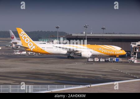 TOKYO, Giappone - 5 dicembre 2016: Scoot Boeing 787 Dreamliner è parcheggiato all'Aeroporto Narita di Tokyo. L'aeroporto è il secondo aeroporto più trafficato del Giappone (af Foto Stock