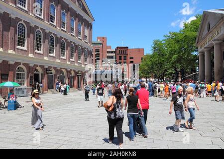 BOSTON, Stati Uniti d'America - 9 giugno 2013: la gente visita il Mercato di Quincy in Boston. Il Mercato di Quincy risale al 1825 ed è un importante destinazione turistica in Boston. Foto Stock