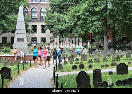 BOSTON, Stati Uniti d'America - 9 giugno 2013: la gente visita il granaio di terra di seppellimento di Boston. Il cimitero è la terza più antica di Boston, fondata nel 1660. Foto Stock