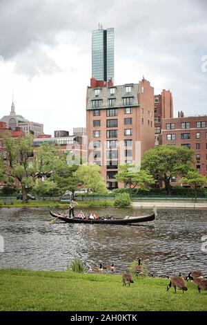 BOSTON, Stati Uniti d'America - 8 giugno 2013: persone un giro in gondola sul Fiume Charles a Boston. Boston è la capitale e la città più popolosa (673,184 persone) di Massach Foto Stock