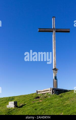 Top con croce di vetta del Monte Rauheck, 1590 m nelle Prealpi bavaresi, situato nei pressi di Ohlstadt, Alta Baviera, Germania. Europa Foto Stock