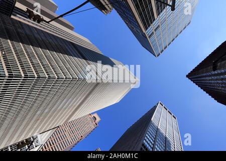 NEW YORK, Stati Uniti d'America - luglio 5, 2013: a livello di strada vista guardando fino al 6° Avenue di New York. Il viale è anche noto come Avenue of the Americas ed è importante Foto Stock