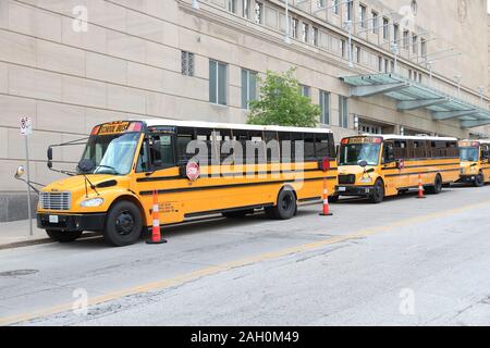 KANSAS CITY, Stati Uniti d'America - 25 giugno 2013: tipico americano scuolabus a Kansas City, Missouri. Nel 2015 484,000 scuolabus sono stati in uso negli Stati Uniti. Foto Stock