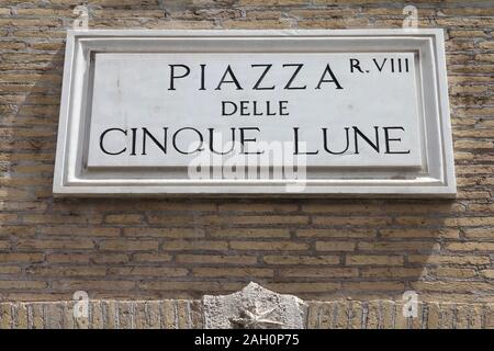 Roma, Italia. Piazza delle Cinque Lune square, vecchio segno. Sant'Eustachio distretto. Foto Stock