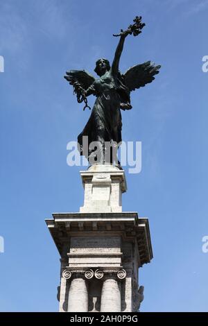 Roma, Italia. Una delle statue al famoso Ponte Vittorio Emanuele II. Foto Stock