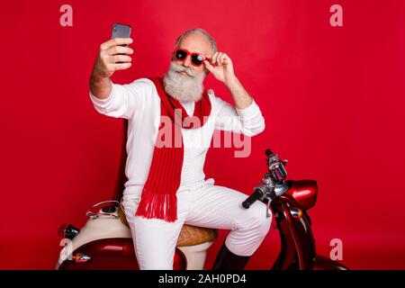 Ritratto di sua egli bella attraente trendy ed elegante fiducioso cool grey-haired man tenendo rendendo selfie toccando sun specs eyewear occhiali isolato Foto Stock