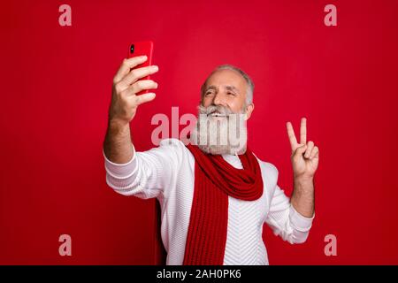 Ritratto di sua egli bella attraente allegro allegro felice grigio positivo dai capelli uomo prendendo rendendo selfie mostra v-sign isolate su bright vivid shine Foto Stock